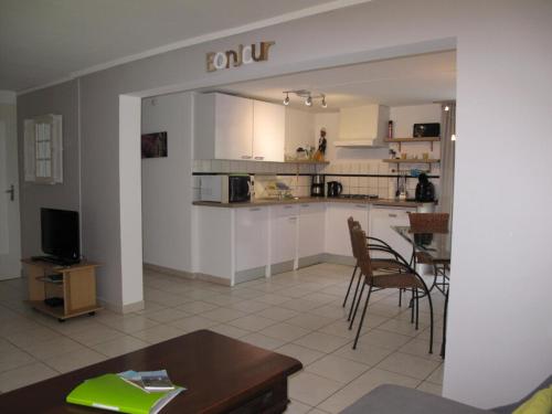 a living room and kitchen with a table and chairs at Résidence Miro, gîtes climatisés avec piscine et tennis in Les Arcs sur Argens