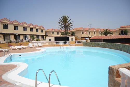 una gran piscina en un complejo en Luz Azul, en Costa Calma