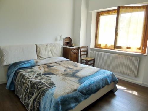 Un dormitorio con una cama con una manta de perro. en Panorama Dolomiti, en Mel
