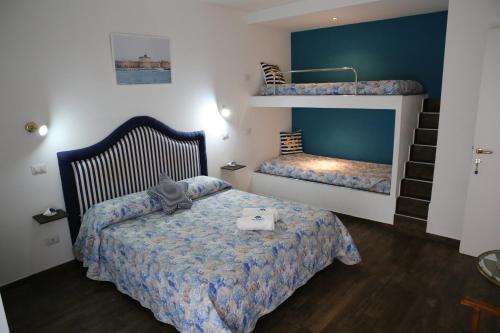 um quarto com 2 camas e um beliche em House SottoCoperta em Civitavecchia