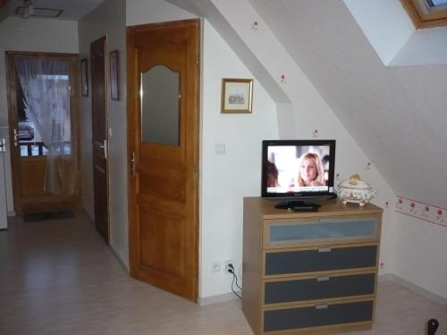 TV a/nebo společenská místnost v ubytování chambre d'hôte équipée en studio