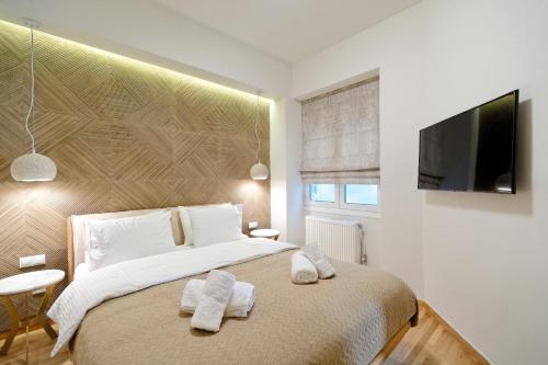 - une chambre avec un grand lit et des serviettes dans l'établissement The Fancy Philosopher Apartment, à Athènes