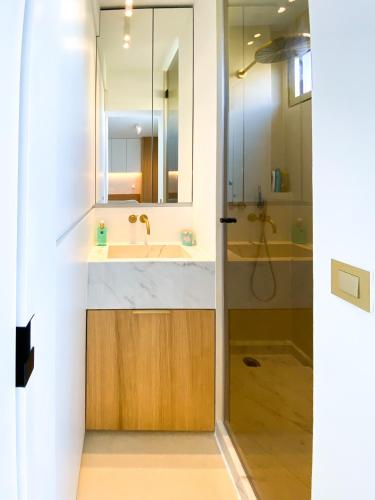 une salle de bain avec un lavabo et une douche dans l'établissement Blvd De La Croisette 82A, Cannes, La Réale, à Cannes