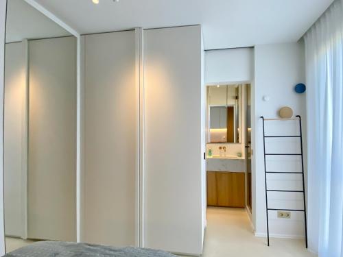 Blvd De La Croisette 82A, Cannes, La Réale في كان: غرفة نوم مع خزانة بيضاء كبيرة مع سلم