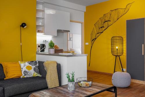 una sala de estar con un sofá y una mesa en City Leaf Apartments, en Praga