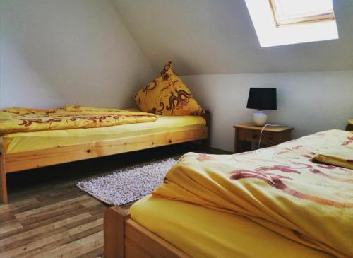 - une chambre avec 2 lits et une fenêtre dans l'établissement Traumnest, à Großheide
