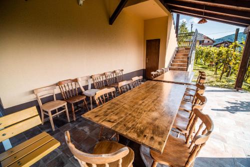 un grande tavolo in legno con sedie in una stanza di Holiday Home Kerin a Cerklje ob Krki