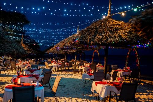 Un restaurante u otro lugar para comer en Southern Palms Beach Resort