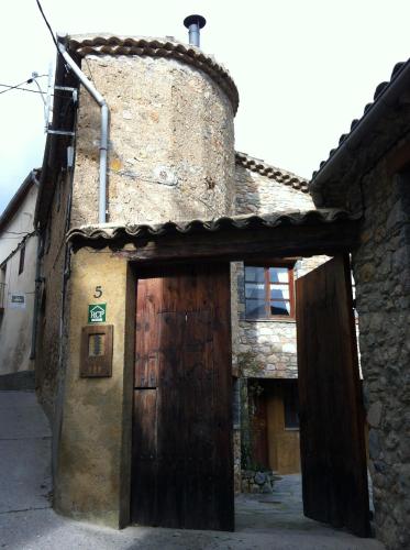 an old stone building with a wooden door at Cal Gabriel in Tuixen