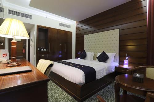  Queen Palace Hotel -  Room  picture :    Tea/Coffee maker    Minibar    Shower                            