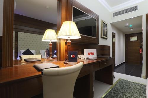  Queen Palace Hotel -  Room  picture :   Tea/Coffee maker    Minibar    Shower                           