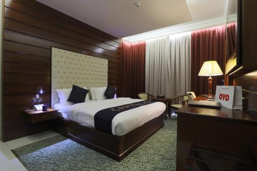  Queen Palace Hotel -  Room  picture :   Tea/Coffee maker    Minibar    Shower                           