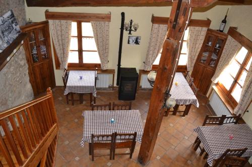 una vista aérea de un restaurante con mesas y sillas en Cal Gabriel, en Tuixén