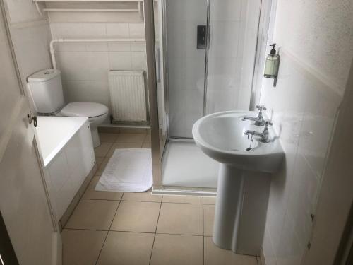 A bathroom at Grove End 