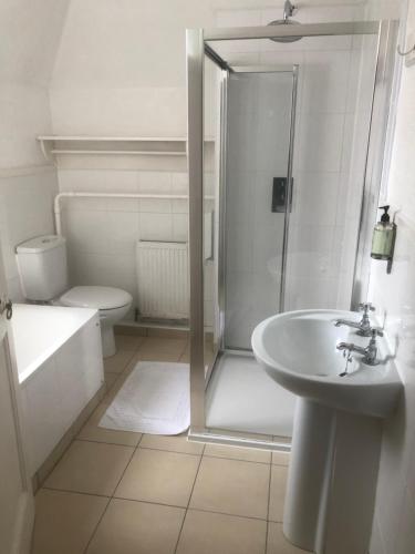 A bathroom at Grove End 