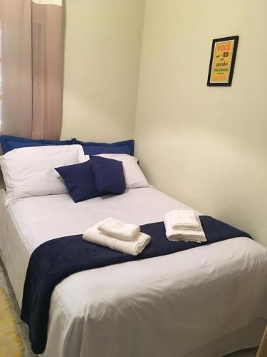 a bed with two towels on top of it at Hospedagem Aconchego in Cunha