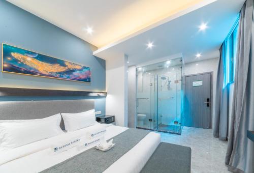 ein Schlafzimmer mit einem großen Bett und einer Dusche in der Unterkunft Begonia Resort 薄荷岛海棠度假酒店 in Panglao