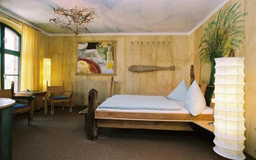 sypialnia z łóżkiem w pokoju w obiekcie Pension Spreewelten w mieście Lübbenau