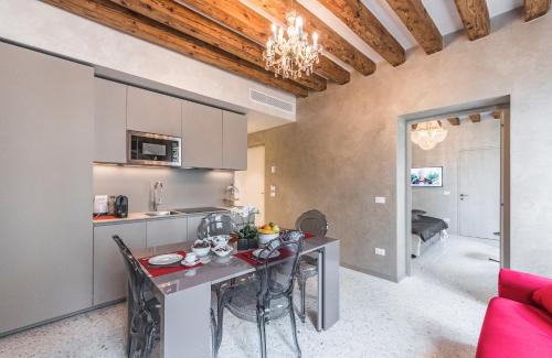 a kitchen with a table and chairs in a room at Rialto Luxury Flat in Venice