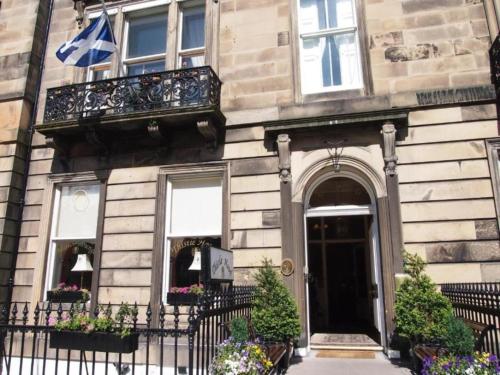 um edifício com uma porta e uma varanda em Thistle Hotel em Edinburgo