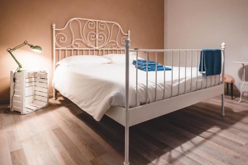 En eller flere senge i et værelse på La Via Claudia Casa Vacanze