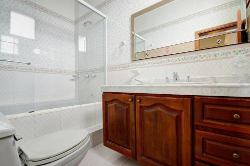 a bathroom with a toilet and a sink and a mirror at Sam'S VIP Hostel San Gil in San Gil