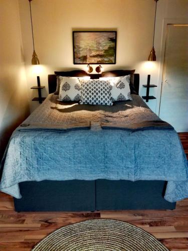 una camera da letto con un letto con un piumone blu di Gårdshuset a Söderhamn