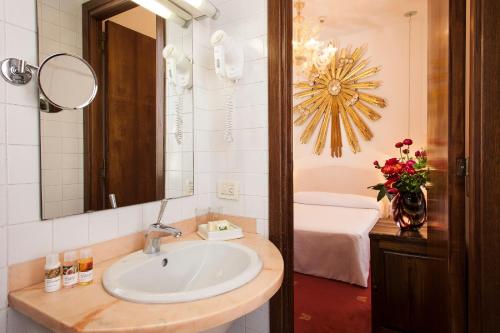 Koupelna v ubytování Hotel Columbia