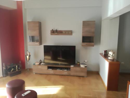 TV a/nebo společenská místnost v ubytování ATHENS RIVIERA SEA VIEW APARTMENT