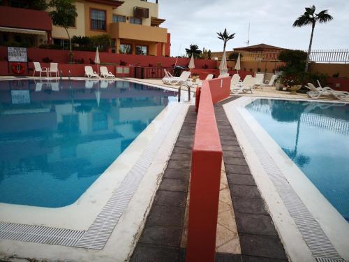 בריכת השחייה שנמצאת ב-terrazas del duque B1313 או באזור