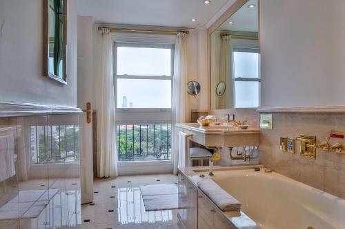 Alvear Palace Hotel - Leading Hotels of the Worldにあるバスルーム