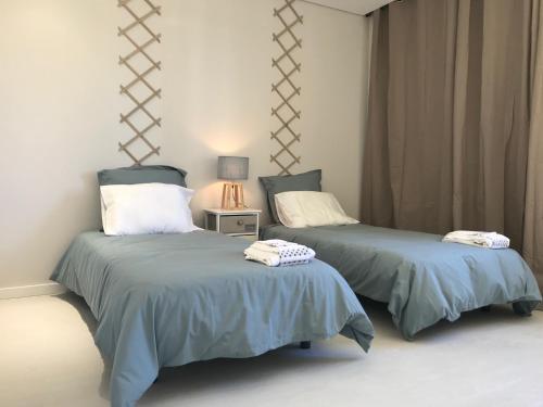 カニコにあるApartamento Reis Magosのベッド2台が隣同士に設置された部屋です。