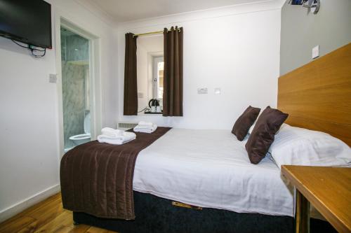 Cama ou camas em um quarto em Charing Cross Hotel