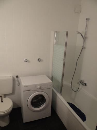La salle de bains est pourvue d'un lave-linge et d'une douche. dans l'établissement Ferienwohnung An der Gildenstr, à Borken