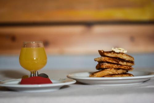 a plate of food next to a glass of orange juice at La Galba in Nimfaíon