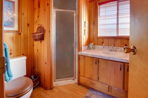 een badkamer met een douche en een wastafel bij Seas the Day in Gearhart