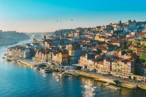 uma vista aérea de uma cidade ao lado da água em OPORTO House AL em Maia