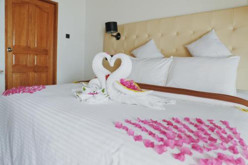 En eller flere senge i et værelse på Club Kaafu Maldives
