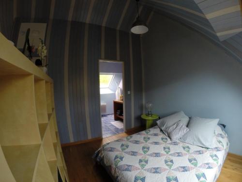 - une chambre avec un lit dans l'angle dans l'établissement Halte nature à Briac Connemara, à Bourbriac