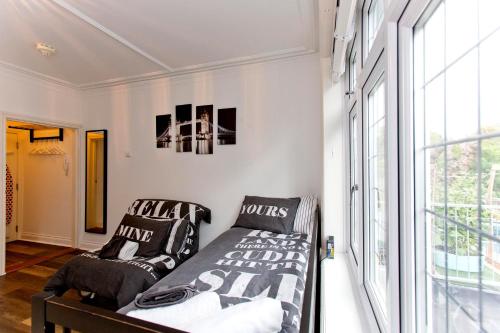 a living room with a couch and a window at Stylist Studio 17 minutes to City in London