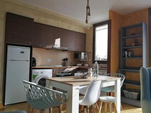 a kitchen with a white table and chairs at APARTAMENTO L AÜT in Pla de l'Ermita