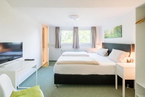 En eller flere senger på et rom på Hotel Hopener Wald ,Self Check In