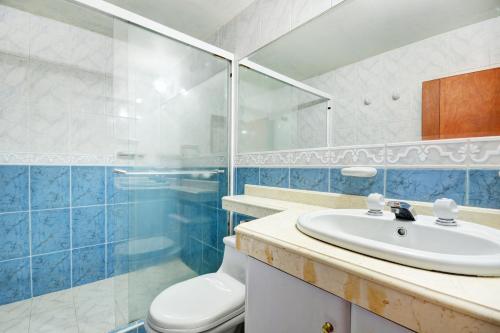 a bathroom with a sink and a shower and a toilet at Sam'S VIP Hostel San Gil in San Gil