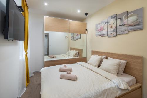 1 dormitorio con 1 cama grande y toallas. en Kastely Apartments - Buda Castle en Budapest