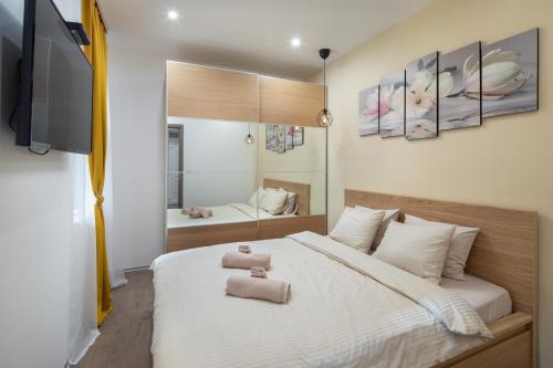 - une chambre avec un grand lit et des serviettes dans l'établissement Kastely Apartments - Buda Castle, à Budapest