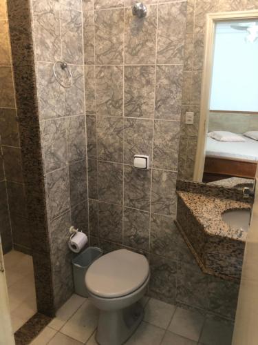 uma casa de banho com um WC e um lavatório em Hotel City Sacomã em São Paulo