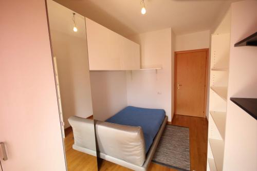 Habitación pequeña con cama y espejo. en Deluxe Padova Apartment, en Rubano