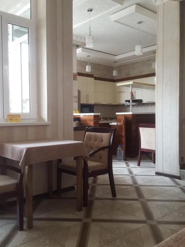 jadalnia ze stołem i krzesłami oraz kuchnia w obiekcie Eurolux Boutique-Hotel w Taszkiencie