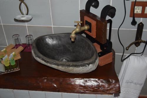 a sink with a bowl of water on top of it at La Posada de Alcudia in Brazatortas
