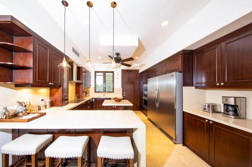 A kitchen or kitchenette at 360 Splendor Del Pacifico Residences